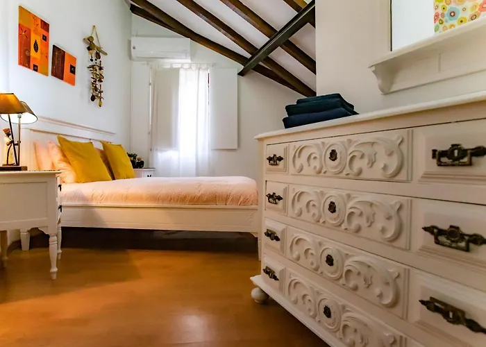 Casa vacanze Red House- Historic Center *